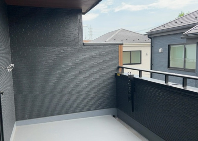 【バルコニー】 | 宮下本町新築戸建 | バルコニーは、室外の専用スペースのうち、「屋根がなく開放された空間」であるものを指します。ベランダより広いタイプのものが多く、日当たりもよいため家庭菜園などを楽しみたい人にとって適した環境となります。