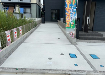 【前面道路含む現地写真】 | 宮下本町新築戸建 | 住宅用の土地では前面道路に2m以上接していなければならないと法律で定められています。しかし、お持ちの車のサイズやライフスタイルなどにより、2mでは利便が悪い場合もございますので、事前に確認しましょう。