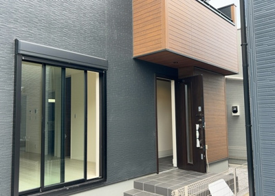 【構造・工法・仕様】 | 宮下本町新築戸建 | 木造住宅とは土台、壁、柱など建築物の強度を支える構造体の材に木が使用されている構造を指します。構造体は建物の自重を支えるだけではなく風圧や水圧、積裁荷重などあらゆる衝撃に耐えるための基礎です。