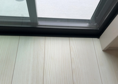 【内装】 | 宮下本町新築戸建 | サッシとは、ガラス窓に使用される金属製の窓枠のことです。一般的に住宅建築では、金属製建具工事の段階で備え付けるもので、ガラス類や玄関、バスルームのスチール製のドアなどと同じタイミングで工事を行います。
