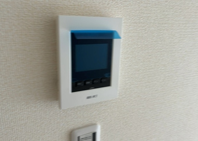 【セキュリティ】 | 宮下本町新築戸建 | モニターで来訪者を確認して、目的が分からない場合はインターホンを通じて室内から会話することができます。怪しいと感じた場合はインターホン越しにお帰りいただくことができるので、直接会うことがなく安全です。