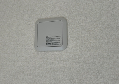 【冷暖房・空調設備】 | 宮下本町新築戸建 | 1日中建物内の換気が行われるように設計された仕組みです。気密性の高い住宅は、家に籠った空気でシックハウス症候群になる可能性がありますが、24時間換気システムであれば計画的な換気で対策が可能です。