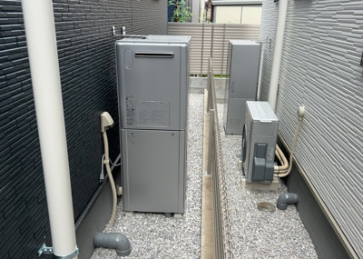 【発電・温水設備】 | 宮下本町新築戸建 | 省エネ給湯器とは従来型の給湯器より熱効率が高く、少ない燃料でたくさんのお湯を沸かすことが出来る高効率な給湯器のことを指します。また、省エネ給湯器には種類があり、利便性や効果なども様々です。