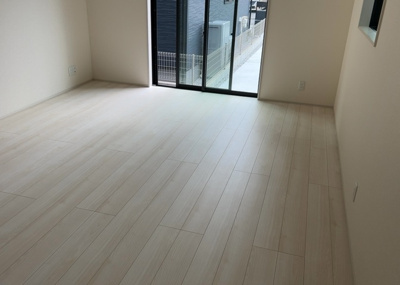 【居間・リビング】 | 宮下本町新築戸建 | 直線タイプはLとDKを一直線に並べた形で対面キッチンのタイプです。一般的なのでよく見かけるかもしれません。直線タイプに似た直接アイランドタイプは、キッチンとダイニングの間に壁がない分広く感じられます。