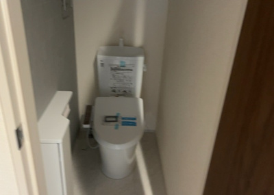 【トイレ】 | 宮下本町新築戸建 | トイレは大きさや形、機能、抗菌性などが異なる多種多彩なタイプが各メーカーから出ています。それぞれに良さがあるため、事前にどういったタイプのトイレがいいのかをご家庭内で決めて、内見に行くといいでしょう。