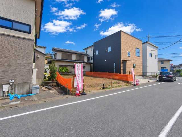 越谷市宮前1丁目　車庫2台新築戸建の前面道路含む現地写真|一方通行だけど広々前面道路で駐車がラクラク！
デジタル加工してる画像です。
