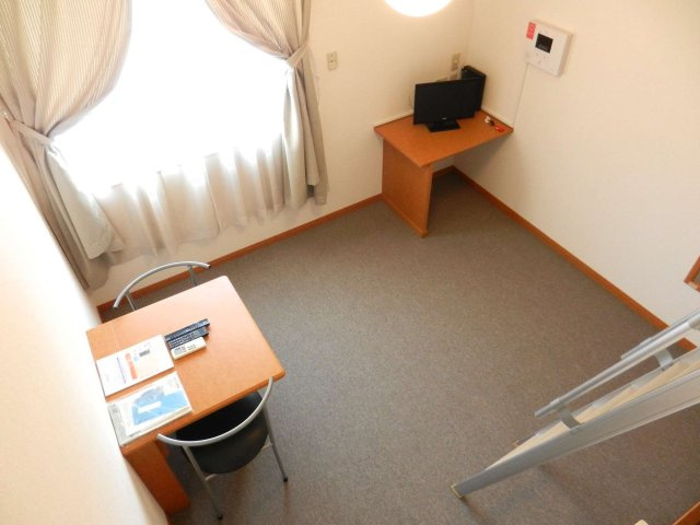 レオパレスＩＺＵＭＩの居間・リビング|明るいお部屋で新生活。