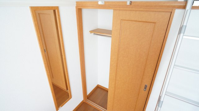 レオパレスＩＺＵＭＩの内装|広々としたクローゼットで収納力抜群です。