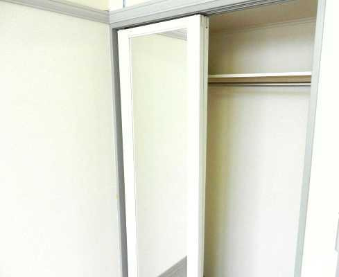 レオパレスアルミックの内装|大きな鏡で朝の身支度もラクラク！