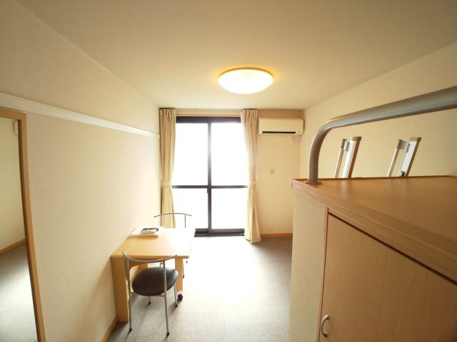 レオパレスナチュールの居間・リビング|ワイドな窓にて明るいお部屋