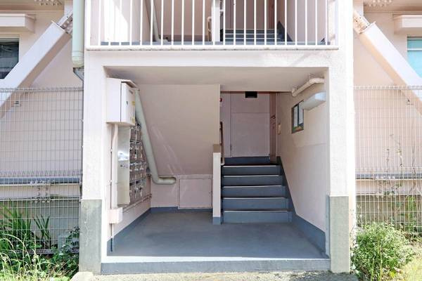 ビレッジハウス額原2号棟のエントランス