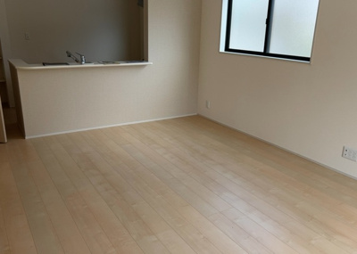 【居間・リビング】 | 宮下本町新築戸建 | リビングの間取りの種類は大きくわけてリビングとダイニングが別になっているタイプ、リビングダイニング一体型です。どちらも一長一短ですので、家を選ぶ時はその両面をチェックして決めるようにしましょう。