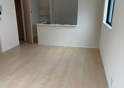 【居間・リビング】 | 宮下本町新築戸建 | 直線タイプはLとDKを一直線に並べた形で対面キッチンのタイプです。一般的なのでよく見かけるかもしれません。直線タイプに似た直接アイランドタイプは、キッチンとダイニングの間に壁がない分広く感じられます。