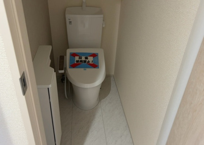 【トイレ】 | 宮下本町新築戸建 | トイレは大きさや形、機能、抗菌性などが異なる多種多彩なタイプが各メーカーから出ています。それぞれに良さがあるため、事前にどういったタイプのトイレがいいのかをご家庭内で決めて、内見に行くといいでしょう。