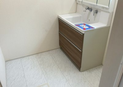 【脱衣所】 | 宮下本町新築戸建 | 多くの戸建て住宅で見かける洗面脱衣所は、洗面台と洗濯機が2畳ほどのスペースに並べられていて、洗面所が脱衣所を兼ね備えている間取りが一般的です。お客様が利用することもある、パブリックな空間でもあります。