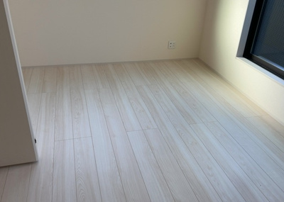 【洋室】 | 上溝新築戸建 | 洋室のメリットは重い家具が置きやすく、身の回りが整理しやすいことです。 床がフローリングのため畳とは異なり凹みにくいです。 クローゼットなど収納が豊富で、普段使わない旅行カバンや服の整頓も簡単にです。