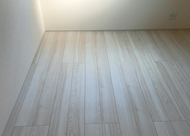 【寝室】 | 上溝新築戸建 | 寝室でゆっくりと過ごすためにはベッド周りの適度な空間を担保することや窓の位置、照明の明るさ、寝室の広さなどを考える必要があります。自身や家族の構成とライフスタイルに併せて寝室にする部屋を選びましょう！