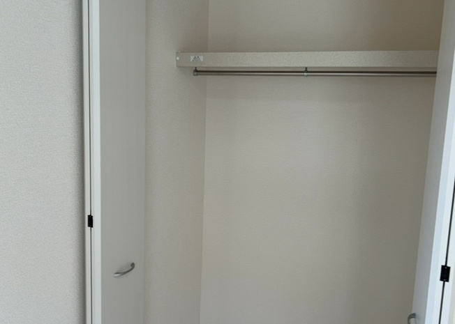 【収納】 | 上溝新築戸建 | デザイン性を重視しすぎて収納が少なかった！なんてことにならないため、事前に現地で収納の数を確認しておくことをお勧めします。クローゼット以外にも床下収納や屋根裏収納、パントリーなどもチェックしましょう。