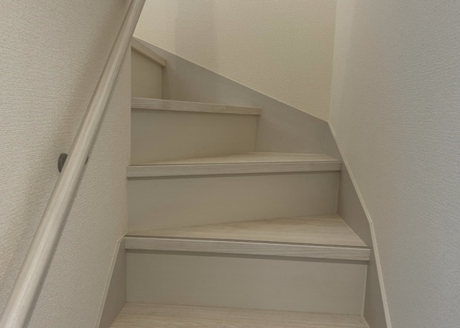 【内装】 | 上溝新築戸建 | 建物の上下階の通路である階段は、その位置によって動線や室内の印象が大きく左右されます。手摺にも重要な役割があり、転倒の防止・歩行や動作を円滑にして日常生活を支えることを主な目的として設置されています。