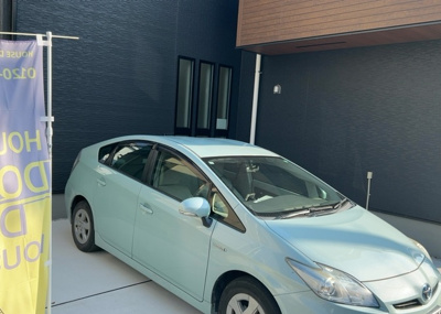 【駐車場】 | 上溝新築戸建 | 駐車場と明記されていても、最小スペースでつくられた駐車場だと大型車は駐車できなかったり、出入りしにくくなったりする可能性があります。お車のサイズと購入したい物件の駐車場のサイズを現地で確認しましょう。