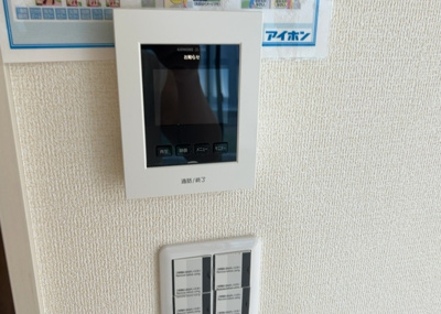 【セキュリティ】 | 上溝新築戸建 | モニターで来訪者を確認して、目的が分からない場合はインターホンを通じて室内から会話することができます。怪しいと感じた場合はインターホン越しにお帰りいただくことができるので、直接会うことがなく安全です。