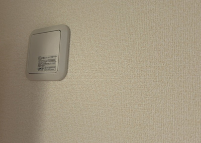 【冷暖房・空調設備】 | 上溝新築戸建 | 1日中建物内の換気が行われるように設計された仕組みです。気密性の高い住宅は、家に籠った空気でシックハウス症候群になる可能性がありますが、24時間換気システムであれば計画的な換気で対策が可能です。