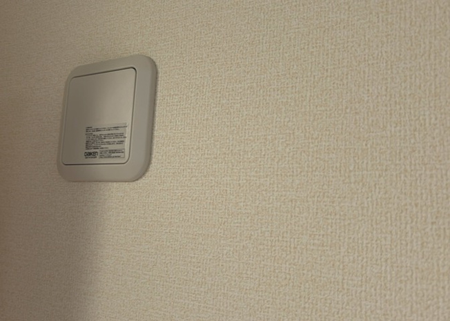 【冷暖房・空調設備】 | 上溝新築戸建 | 1日中建物内の換気が行われるように設計された仕組みです。気密性の高い住宅は、家に籠った空気でシックハウス症候群になる可能性がありますが、24時間換気システムであれば計画的な換気で対策が可能です。