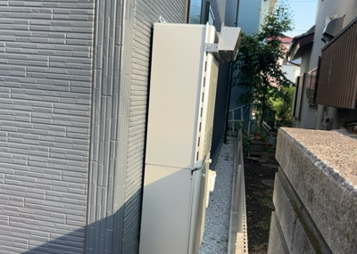【発電・温水設備】 | 上溝新築戸建 | 省エネ給湯器とは従来型の給湯器より熱効率が高く、少ない燃料でたくさんのお湯を沸かすことが出来る高効率な給湯器のことを指します。また、省エネ給湯器には種類があり、利便性や効果なども様々です。