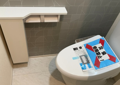 【トイレ】 | 上溝新築戸建 | トイレは大きさや形、機能、抗菌性などが異なる多種多彩なタイプが各メーカーから出ています。それぞれに良さがあるため、事前にどういったタイプのトイレがいいのかをご家庭内で決めて、内見に行くといいでしょう。