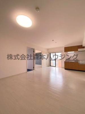 【居間・リビング】 | 　マンショングランメール | こちらのリビングで趣味の時間をお楽しみください