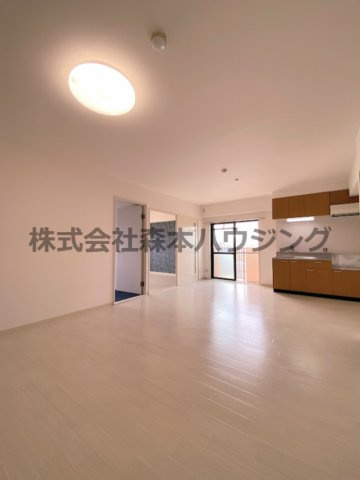 【居間・リビング】 | 　マンショングランメール | こちらのリビングで趣味の時間をお楽しみください