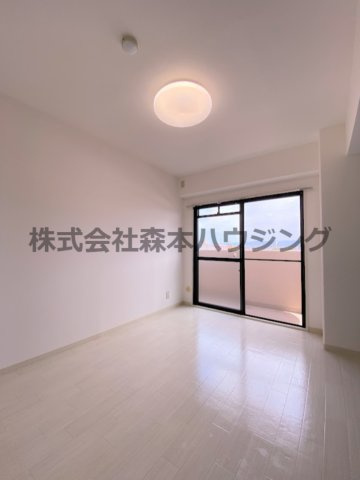 【洋室】 | 　マンショングランメール | 明るい洋室です