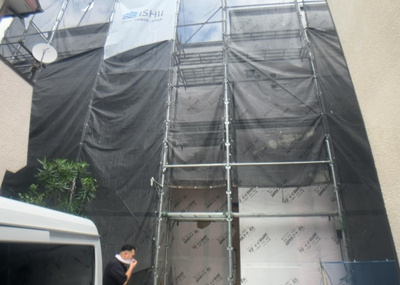 【構造・工法・仕様】 | 立野台新築戸建 | ベタ基礎とは、柱の位置に関係なく全体に基礎がある事を指し、面積が大きい分建物の重さを全体に分散できます。また、地面からの湿気や害虫を遮断でき、木造住宅で心配されるシロアリ被害を防ぐ効果も期待できます。