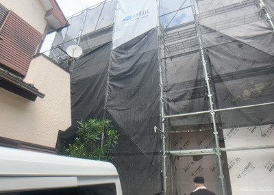 【外観】 | 立野台新築戸建 | 現地に行くなら、物件の周囲の地形がどうなっているかを見ることも大切です。周辺より低くなっている土地では、大雨などで水が集まりやすいため、地盤が弱くなっているということも考えられるため、注意が必要です。