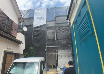 【前面道路含む現地写真】 | 立野台新築戸建 | 道幅が狭い場所は比較的土地の値段が低いことが多く、また交通量が少ないため騒音が少なく静かな環境で過ごせます。また、小さいお子様がいるご家庭も安心です。一方で車の駐車が難しいというデメリットもあります。