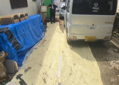 【駐車場】 | 立野台新築戸建 | 車一台あたりに必要なスペースは、標準サイズの普通自動車で横幅2m50cm、長さ5mは必要になります。ただし、乗降のことも考慮して横幅3m30cm、長さ5m50cmほどは確保できるところを選びましょう。