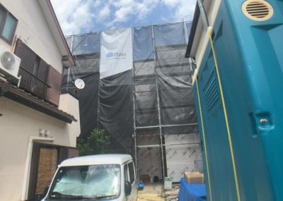 【前面道路含む現地写真】 | 立野台新築戸建 | 住宅用の土地では前面道路に2m以上接していなければならないと法律で定められています。しかし、お持ちの車のサイズやライフスタイルなどにより、2mでは利便が悪い場合もございますので、事前に確認しましょう。
