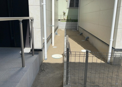 【庭】 | 成瀬台新築戸建 | 敷地面積約３６．４３坪のゆとりを生かした庭スペースです。ガーデニングや家庭菜園をはじめ、お子様の遊び場としても活用できます。隣地との距離も確保されており、プライバシーに配慮された開放感があります。