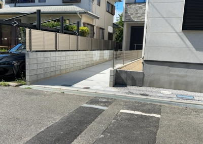 【前面道路含む現地写真】 | 成瀬台新築戸建 | 南側約６．０ｍの広い公道に面しているため、日差しをしっかり遮るものがなく一日を通して陽当り良好です。お車の対向や駐車もスムーズに行うことができ、近隣の交通量も控えめで静かな住環境が魅力的です。