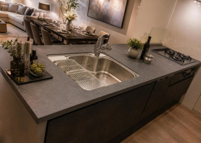 【キッチン】 | 成瀬台新築戸建 | 料理中も家族との会話が弾む対面式のシステムキッチンです。三口ガスコンロに加えて食器洗乾燥機や浄水器があらかじめ設置されており、食後の後片付けや毎日の調理をスムーズにサポートしてくれる仕様です。