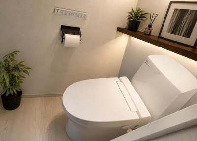 【トイレ】 | 成瀬台新築戸建 | 温水洗浄便座付きのトイレは館内２箇所に設置されています。朝の忙しい時間帯でもご家族間で混雑しにくく、快適に使用できます。小窓が配置されており、自然光が入り風通しも良好で清潔感を保てます。