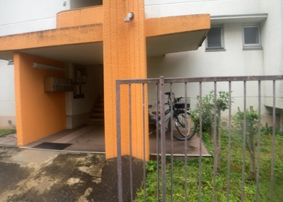 【収納】 | 鳶尾新築戸建 | デザイン性を重視しすぎて収納が少なかった！なんてことにならないため、事前に現地で収納の数を確認しておくことをお勧めします。クローゼット以外にも床下収納や屋根裏収納、パントリーなどもチェックしましょう。