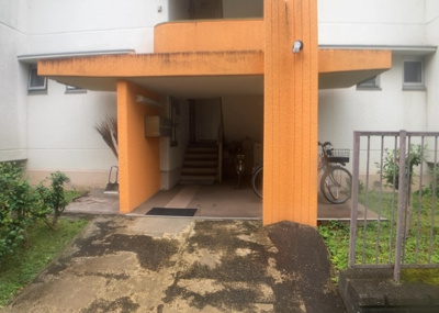 【内装】 | 鳶尾新築戸建 | 建物の上下階の通路である階段は、その位置によって動線や室内の印象が大きく左右されます。手摺にも重要な役割があり、転倒の防止・歩行や動作を円滑にして日常生活を支えることを主な目的として設置されています。
