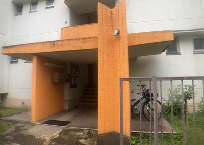 【バルコニー】 | 鳶尾新築戸建 | バルコニーは、室外の専用スペースのうち、「屋根がなく開放された空間」であるものを指します。ベランダより広いタイプのものが多く、日当たりもよいため家庭菜園などを楽しみたい人にとって適した環境となります。