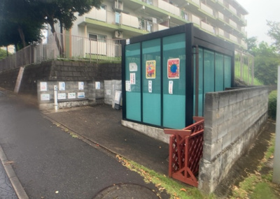 【駐車場】 | 鳶尾新築戸建 | 駐車場と明記されていても、最小スペースでつくられた駐車場だと大型車は駐車できなかったり、出入りしにくくなったりする可能性があります。お車のサイズと購入したい物件の駐車場のサイズを現地で確認しましょう。