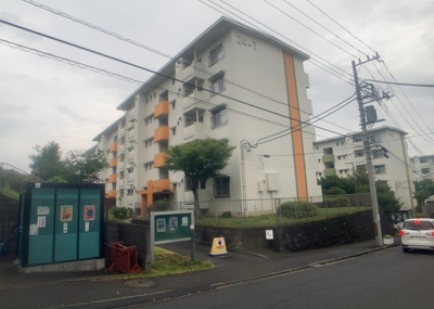 【庭】 | 鳶尾新築戸建 | 庭があることでガーデニングや家庭菜園はもちろん、こどもの遊び場やペットを放して遊ぶことができます。また、家の周囲に余裕があるということです。隣地との間があれば、十分な日当たりと、風通しが確保できます。