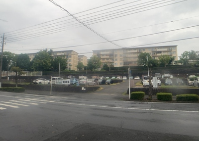 【脱衣所】 | 鳶尾新築戸建 | 多くの戸建て住宅で見かける洗面脱衣所は、洗面台と洗濯機が2畳ほどのスペースに並べられていて、洗面所が脱衣所を兼ね備えている間取りが一般的です。お客様が利用することもある、パブリックな空間でもあります。