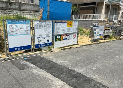 【前面道路含む現地写真】 | 金井ヶ丘新築戸建 | 住宅用の土地では前面道路に2m以上接していなければならないと法律で定められています。しかし、お持ちの車のサイズやライフスタイルなどにより、2mでは利便が悪い場合もございますので、事前に確認しましょう。