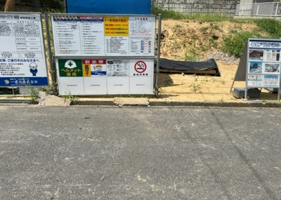 【前面道路含む現地写真】 | 金井ヶ丘新築戸建 | お持ちの車種によっては前面道路が広い方が便利でしょう。しかし、前面道路が広ければその分交通量が多くなるため、騒音などが気になる場合があります。実際に現地を見学し、周辺交通量や騒音などを確認しましょう！