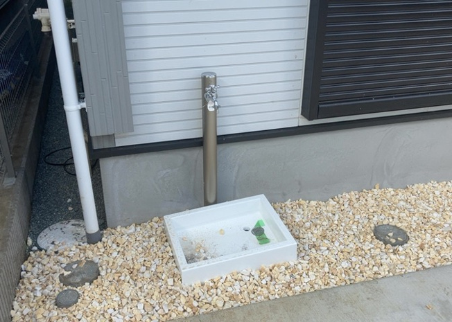 【設備】 | 下溝新築戸建 | 玄関前には留守中でも荷物が受け取れる便利な宅配ボックスを設置。ネット通販の利用時も再配達の手間がかからず便利です。また屋外には洗車やガーデニングに重宝する便利な散水栓も完備されています。